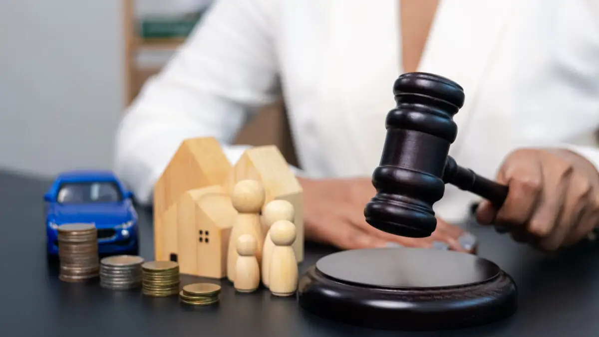 Moștenitorul refuză vânzarea casei; ceilalți pot cere partajul judiciar și vânzarea prin instanță