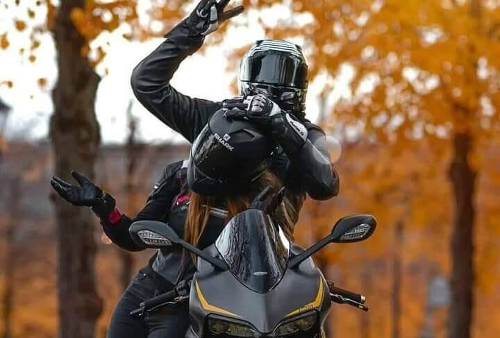 Motocicletele și mopedele vor putea circula pe benzile pentru transportul în comun