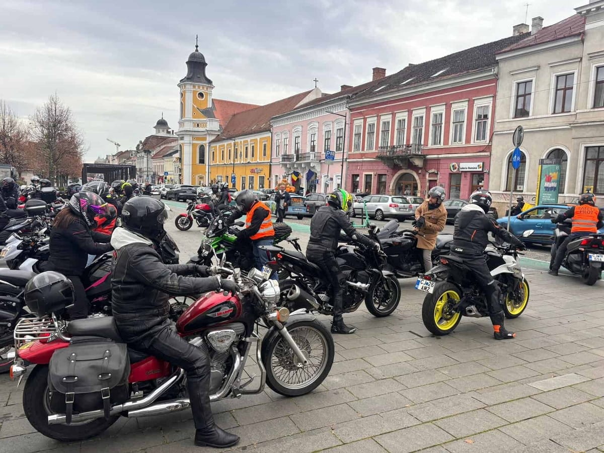 Motocicletele vor putea circula pe benzile transportului public după modificarea Codului rutier