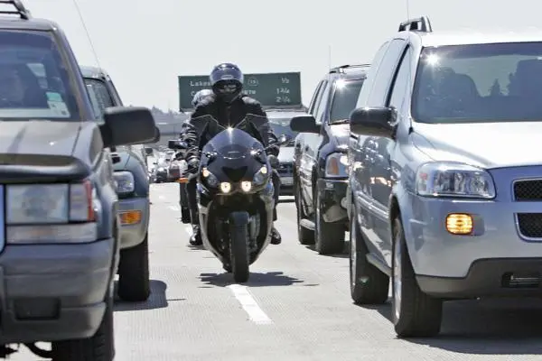 Motocicliștii vor putea circula pe benzile de bus și pe lângă coloane cu cel mult 20 km/h