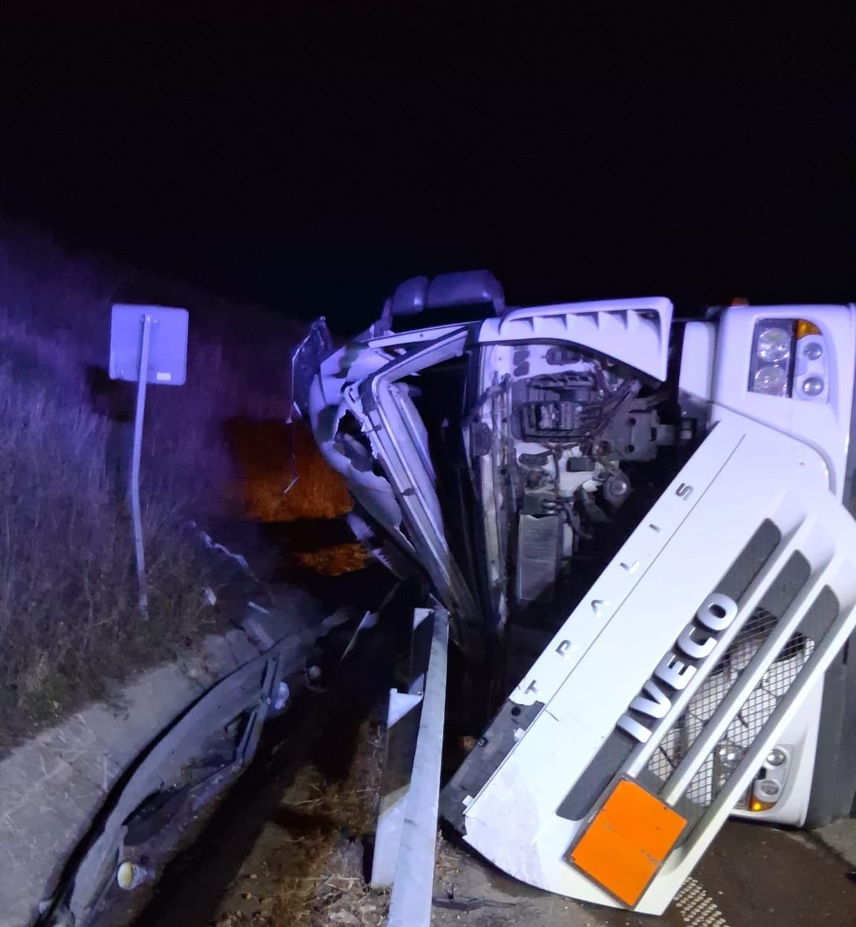 Nădășelu, Cluj: autotren răsturnat pe Autostrada A3. Șoferul a ajuns la spital