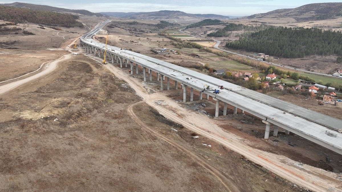 Nădășelu – Zimbor: lucrările pe A3 continuă pe ploaie, iar parapeții se montează