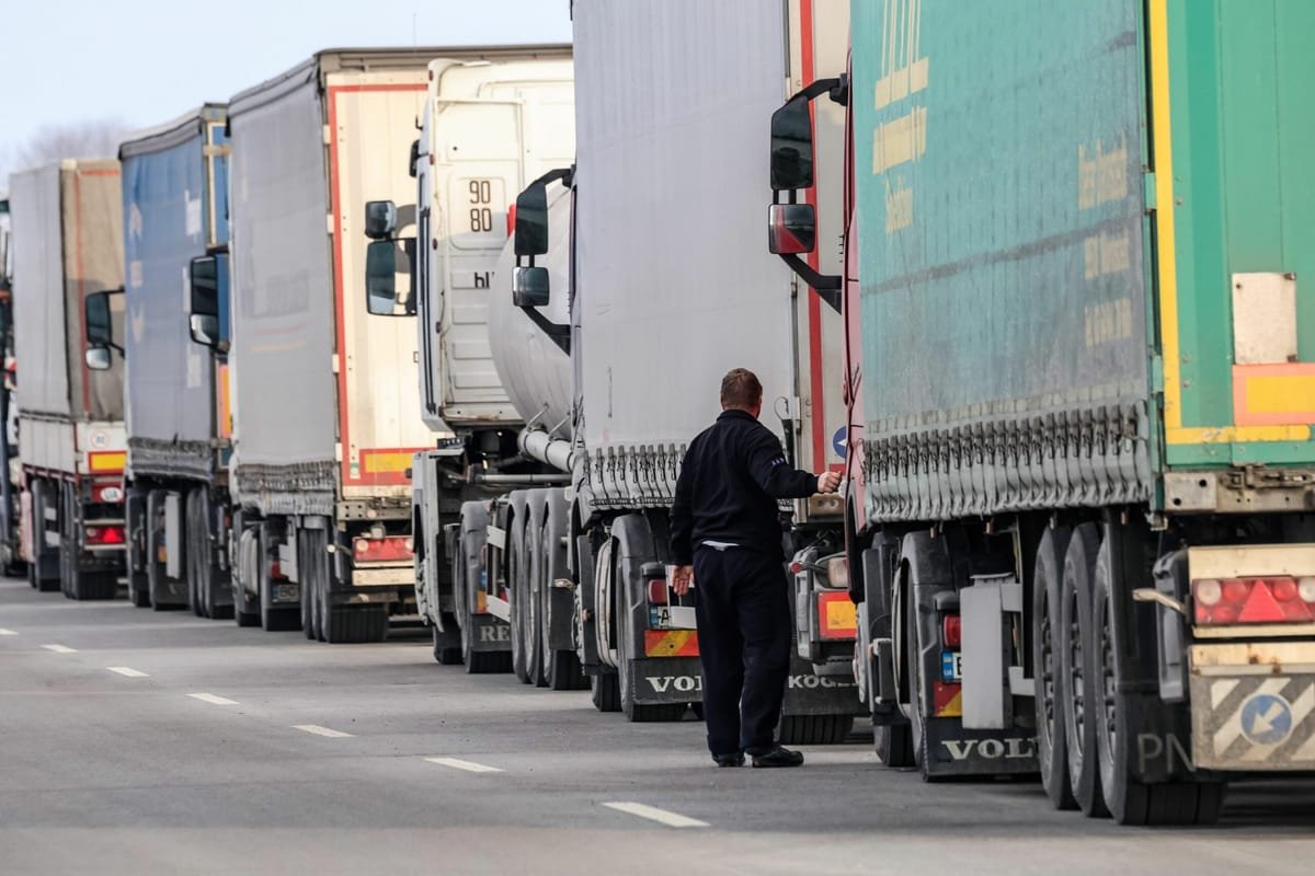 Napoli: transportatorii blochează accesul spre port, iar unele supermarketuri au rafturile goale
