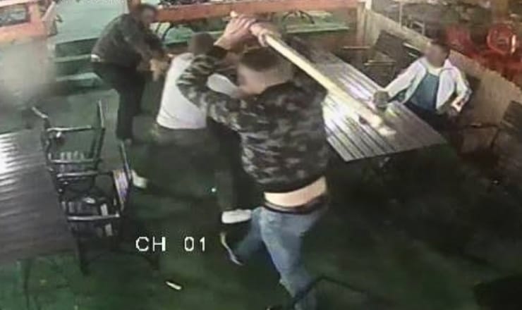 Negrești-Oaș: doi bărbați trimiși în judecată după o bătaie cu pari și cozi de lemn la un bar