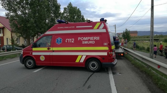 NEPOS: Pompierii se chinuie de ore bune să salveze un bărbat prins sub un mal de pământ
