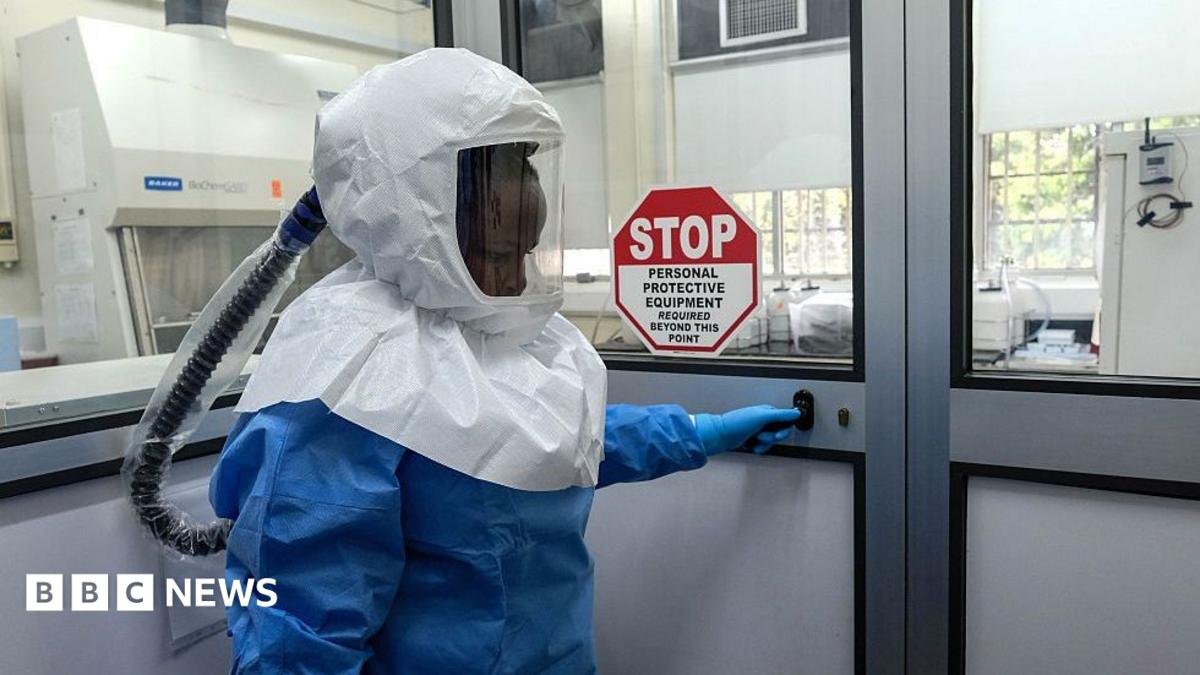 Nigeria și Kenya: pacienți cu Ebola ar fi putut trece pe aceeași pistă la aeroportul din Uganda, spun oficialii