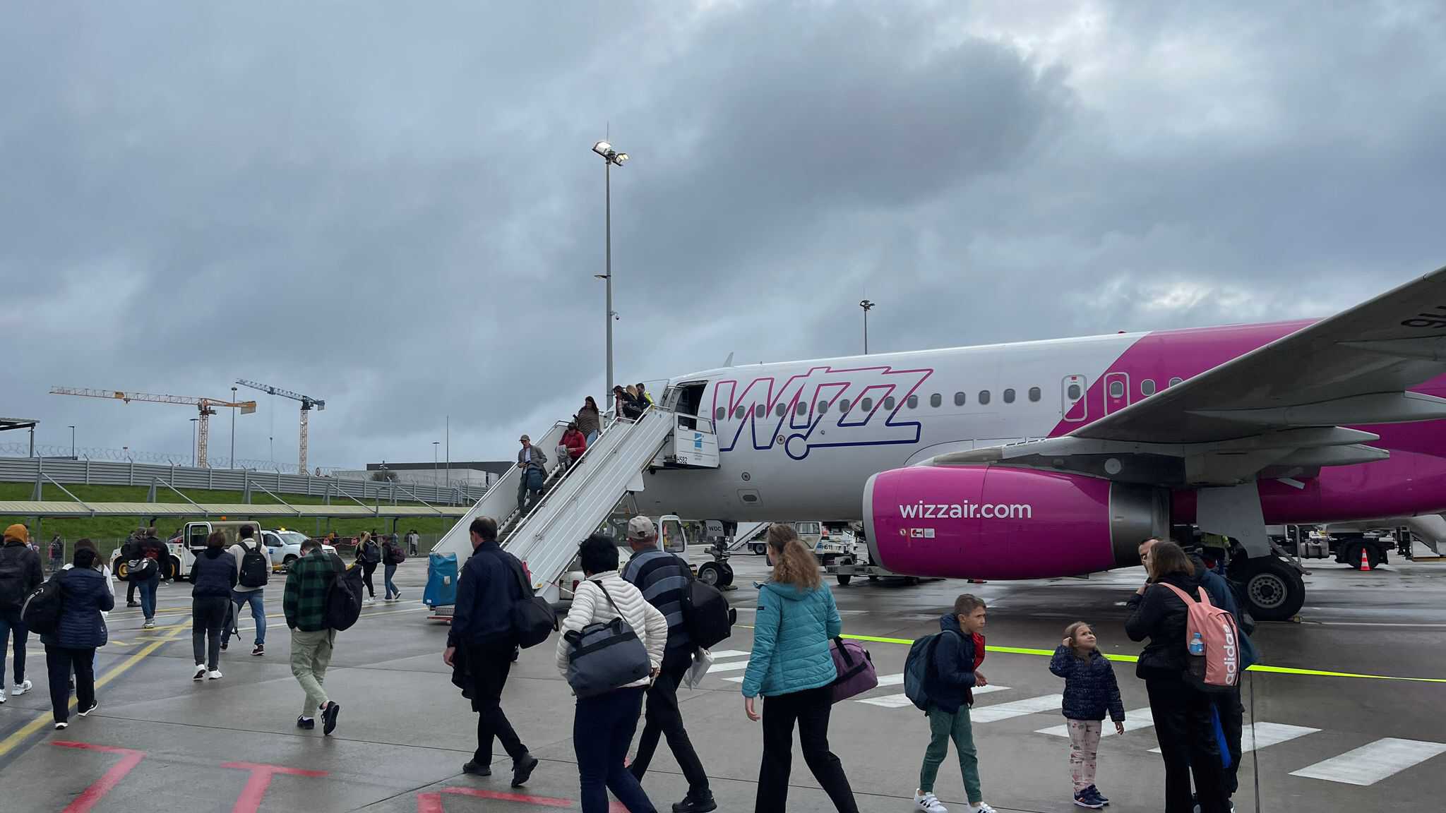 Noi reguli pentru bagajele de mână în avion. Ce va fi gratuit și ce se schimbă pentru pasageri din octombrie 2026