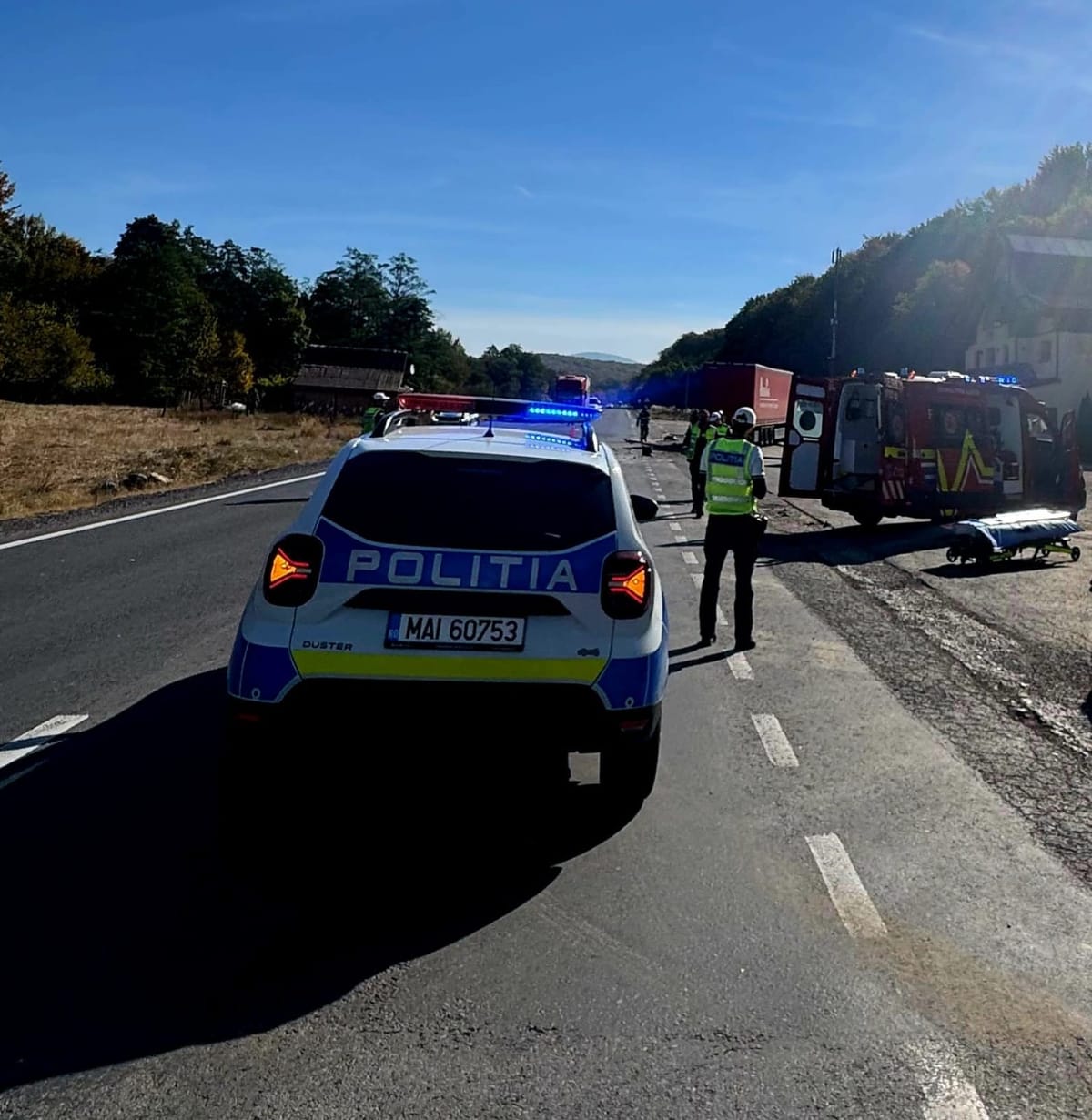 Între Vlădeni și Perșani, pe DN1, un bărbat de 74 de ani a fost rănit într-un accident cu un TIR