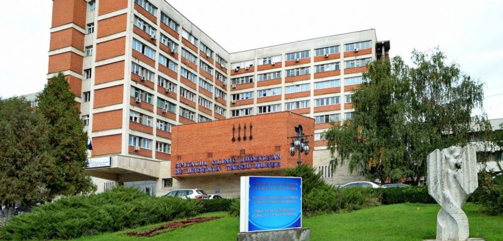 O fată lovită pe trotuar de o mașină în Bistrița-Năsăud a murit la spitalul din Târgu Mureș