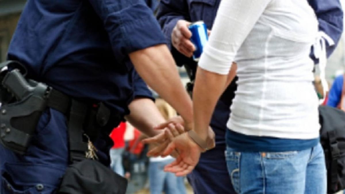 O îngrijitoare ar fi golit contul unui bătrân pe care îl ajuta, folosind o poveste despre moartea tatălui