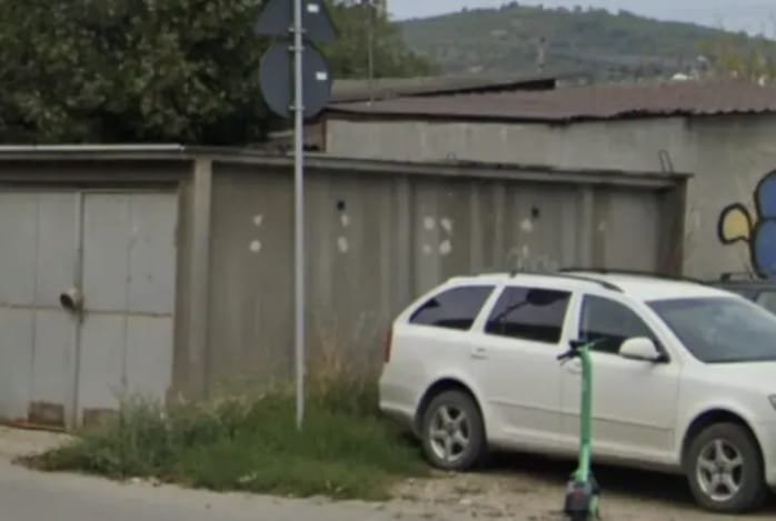 O persoană fără adăpost și-a făcut casă într-un garaj care așteaptă să fie demolat: „Este singurul rămas
