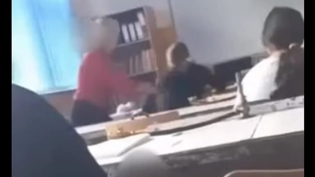 O profesoară a fost rănită la cap de o elevă de 14 ani, care a fost trimisă în judecată