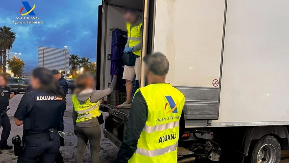 Șofer român arestat în Spania după ce vameșii au găsit 1,42 tone de cocaină într-un camion