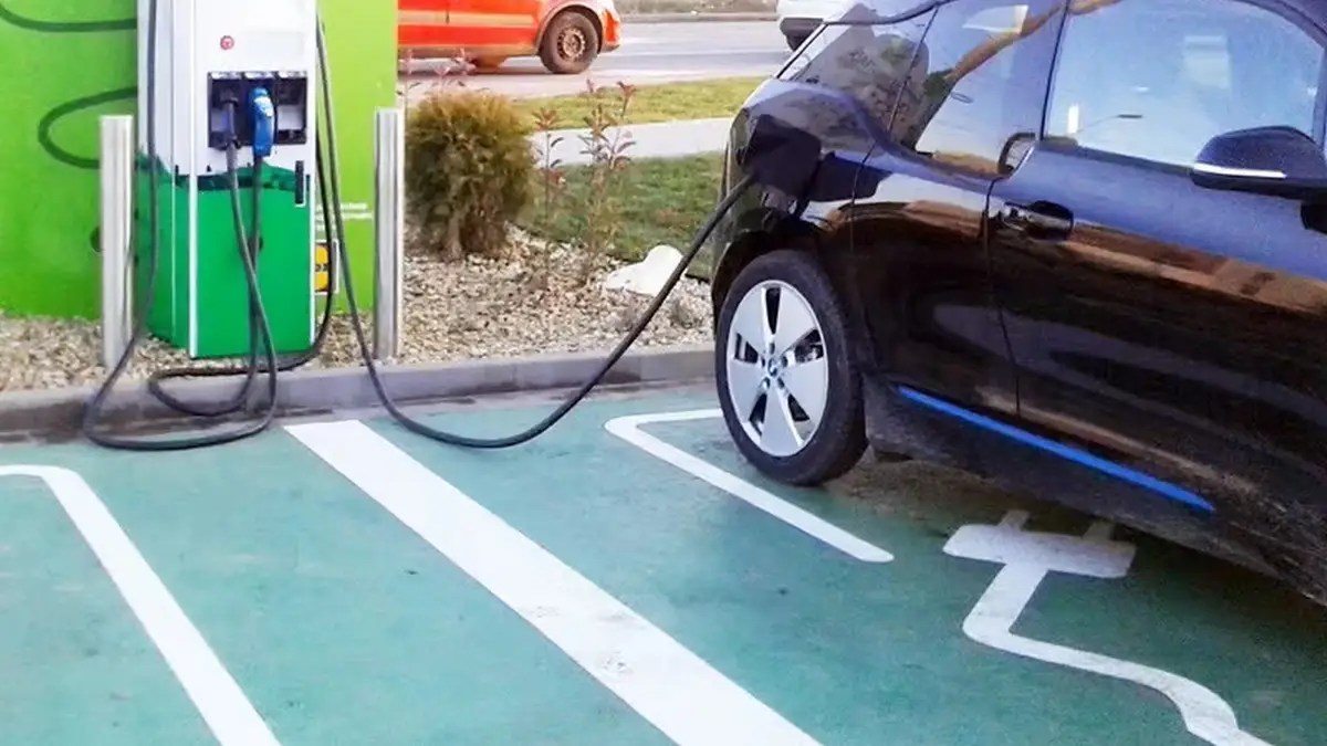 Șoferii care ocupă locurile de încărcare pentru mașinile electrice ar putea fi amendați cu 865-1.081 de lei