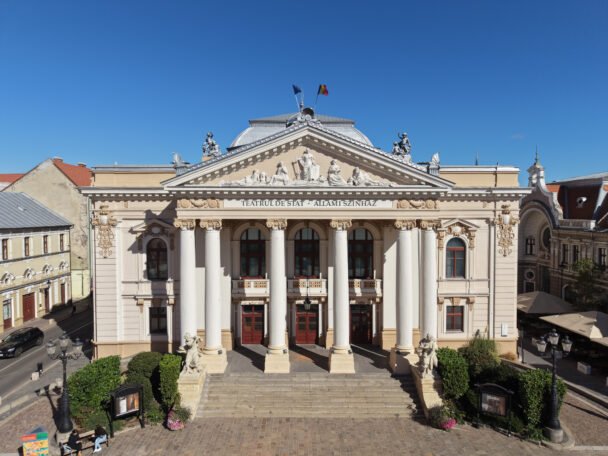 Oradea: fațada Teatrului de Stat a fost reabilitată, după o investiție de aproape 650.000 de lei