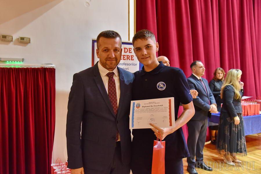 Oradea premiază aproape 250 de elevi pentru performanțe la matematică, inteligență artificială, arte sau sport