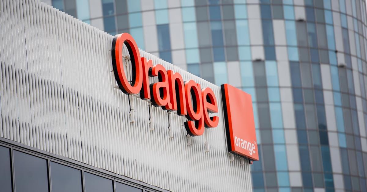 Orange facturează la un curs de 5,47 lei/euro, față de 5,34 cel oficial, și stârnește revoltă
