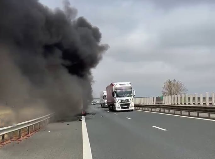Orțișoara: un tir încărcat cu legume congelate a luat foc pe autostrada A1