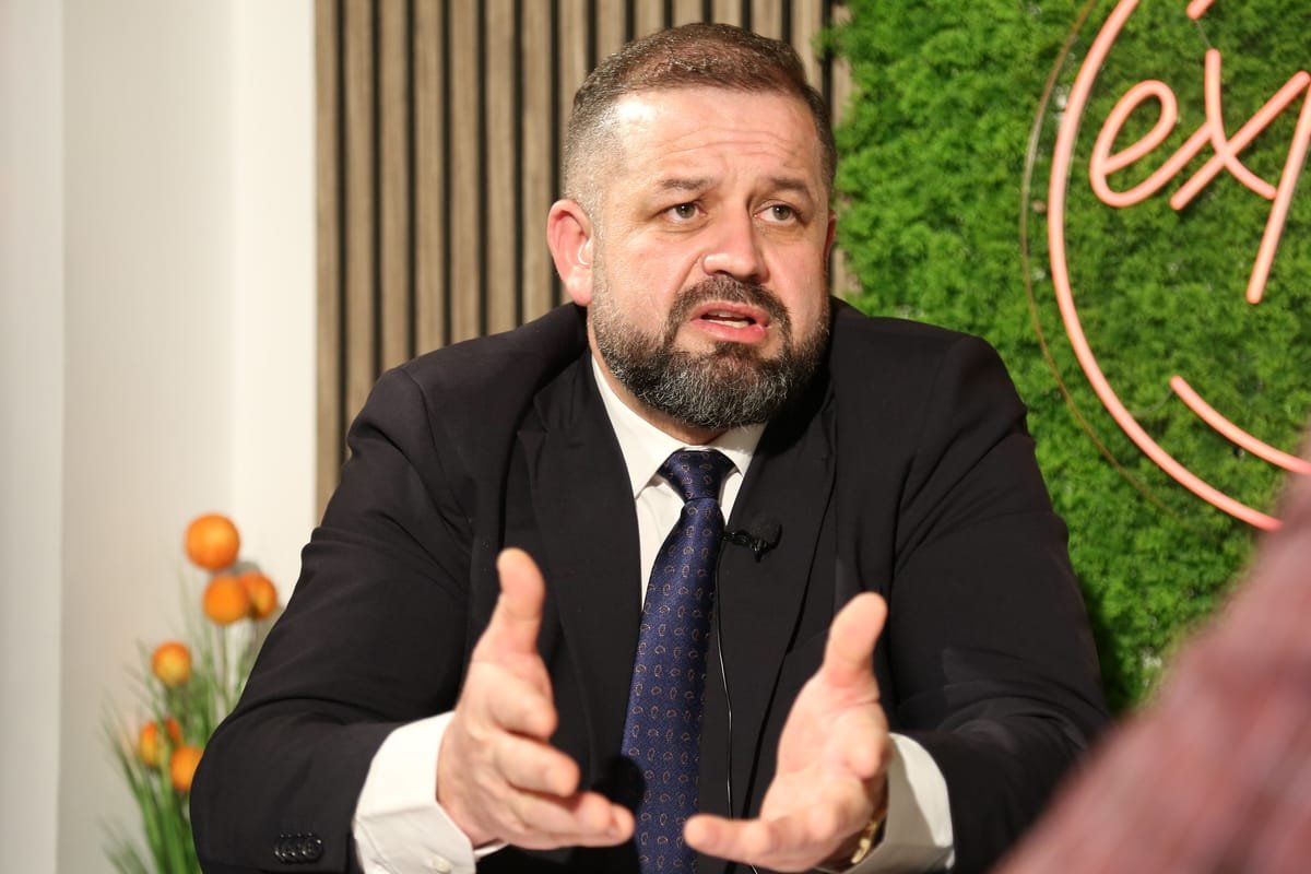Oțelu Roșu: consilierii dezbat majorarea tarifelor la salubrizare; primarul Goja spune că nu o susține