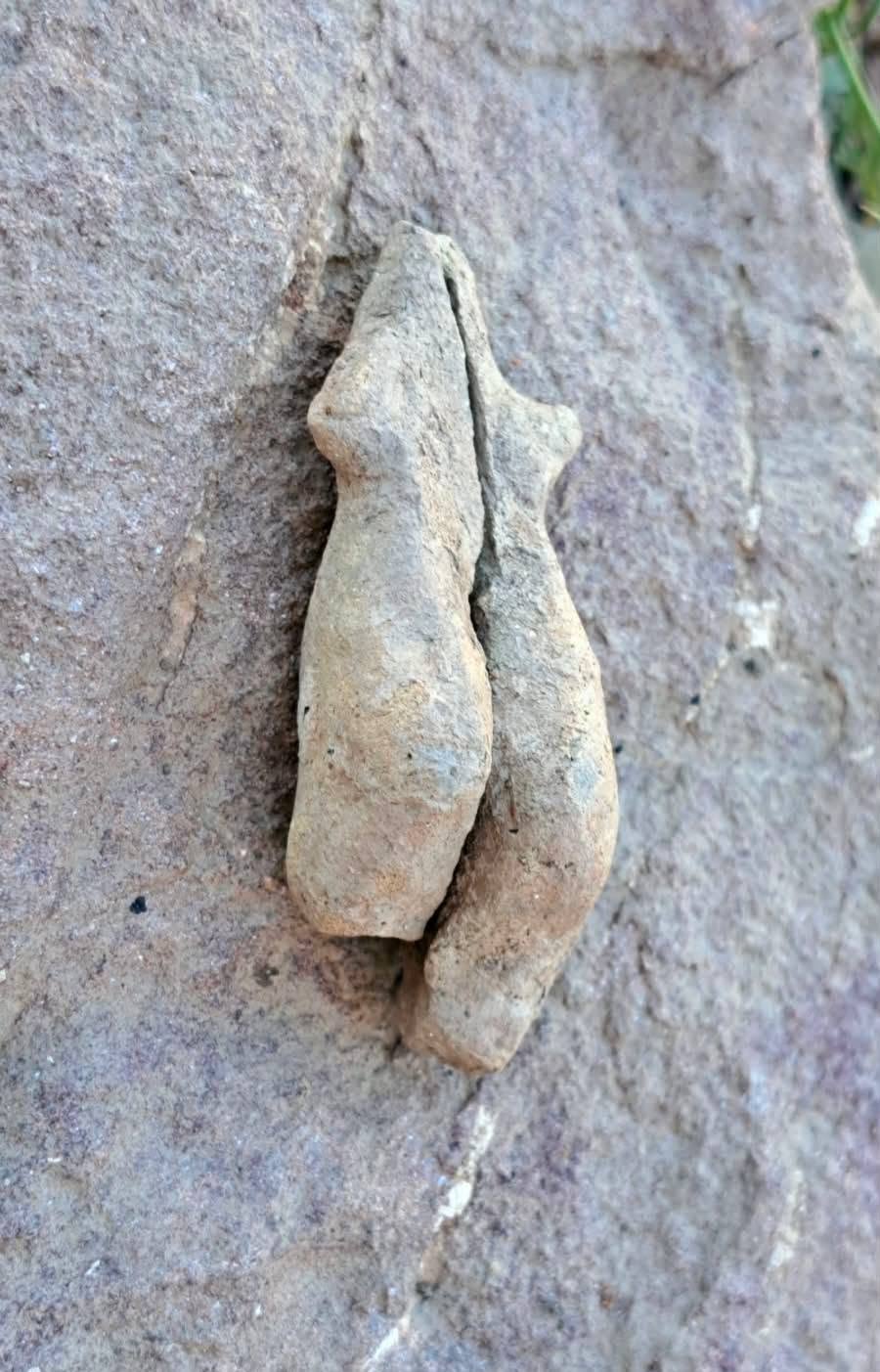 Păuleni-Ciuc: o mică statuetă antropomorfă din Eneolitic, descoperită în prima zi a campaniei arheologice