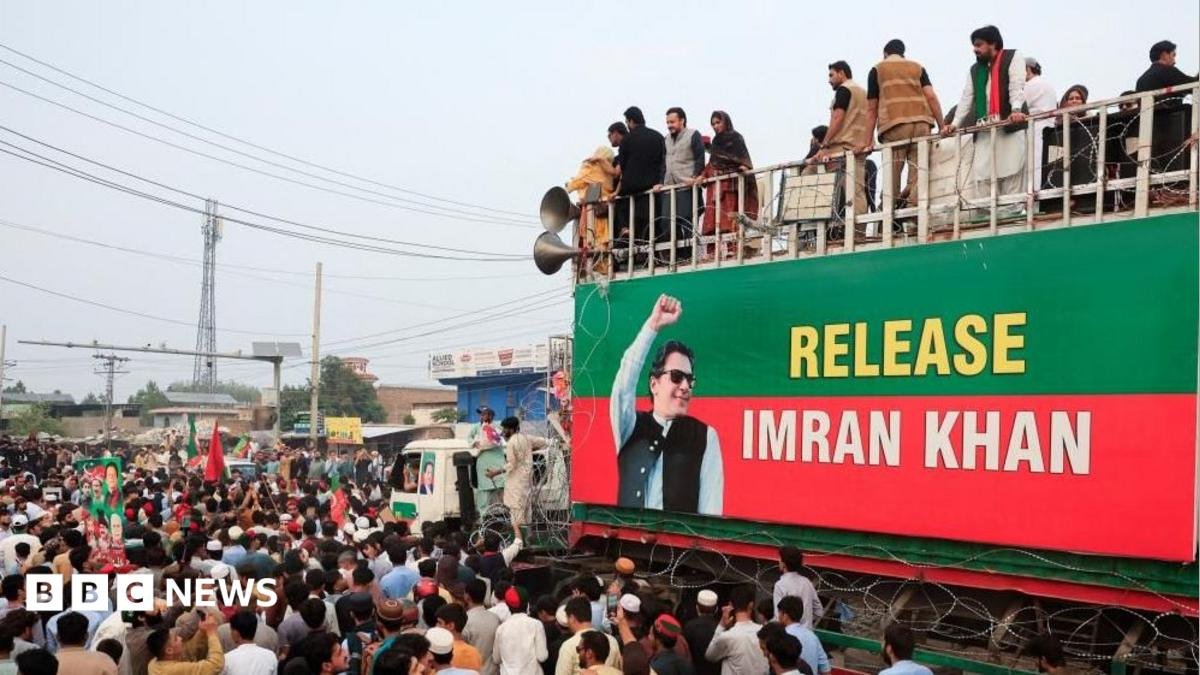 Pakistanul a blocat bastionul lui Imran Khan, dar măsura ar putea da înapoi