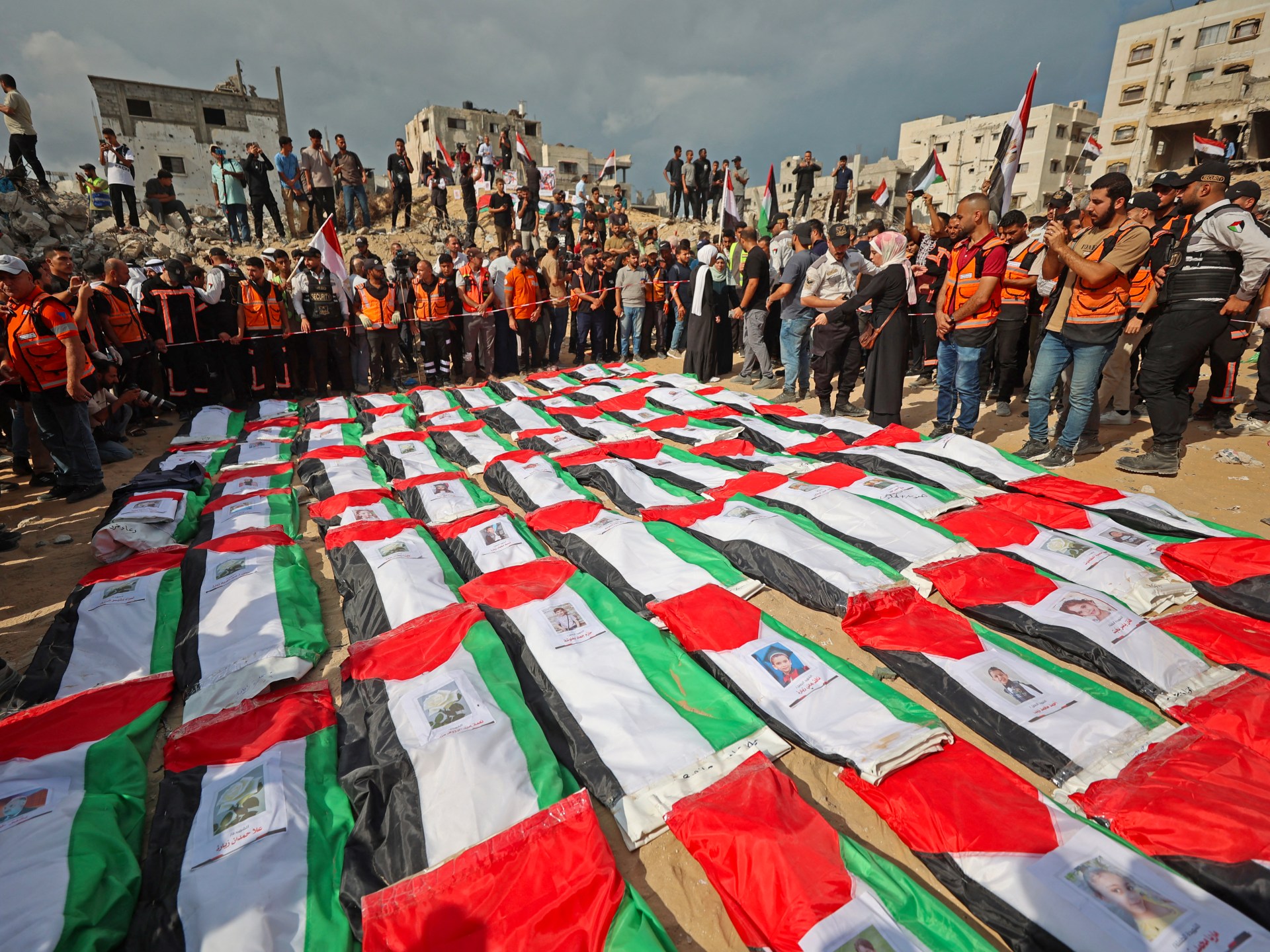 Palestinienii își plâng peste 100 de apropiați la o înmormântare în masă în Gaza