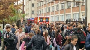 Părinte din Bistrița reclamă filmarea elevilor de la Ștefan cel Mare și cere măsuri de protecție