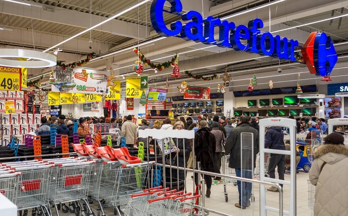 Paris: acțiunile Carrefour au scăzut cu 12% după protestele violente și jafurile din Franța