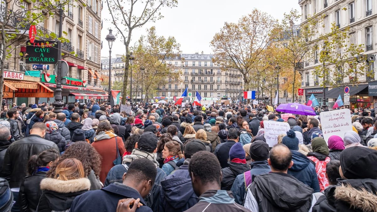 Paris: autoritățile franceze gestionează urmările protestelor, în timp ce apelurile la calm se intensifică