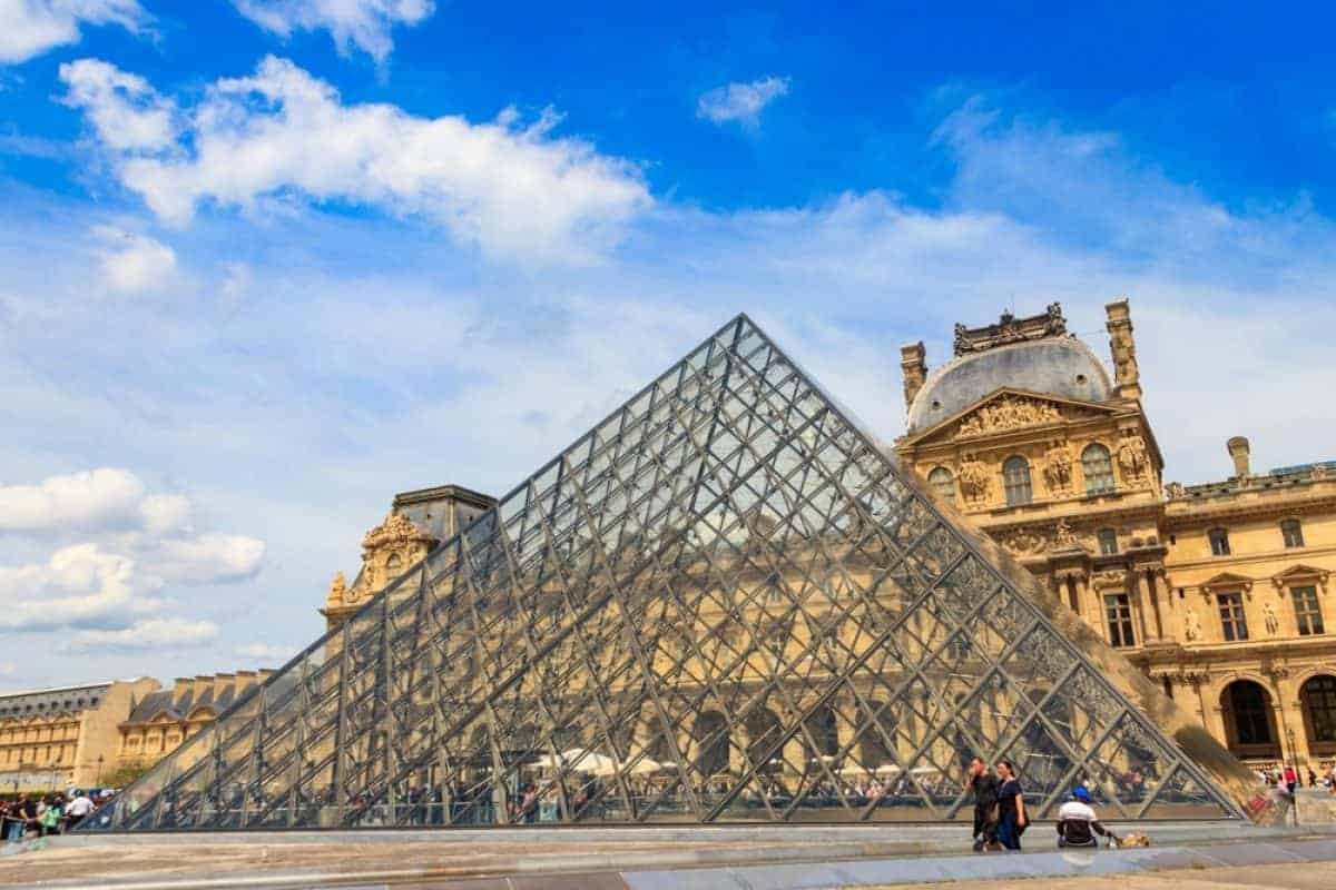 Paris: muzeele, inclusiv Luvrul, închise temporar înaintea unor noi proteste