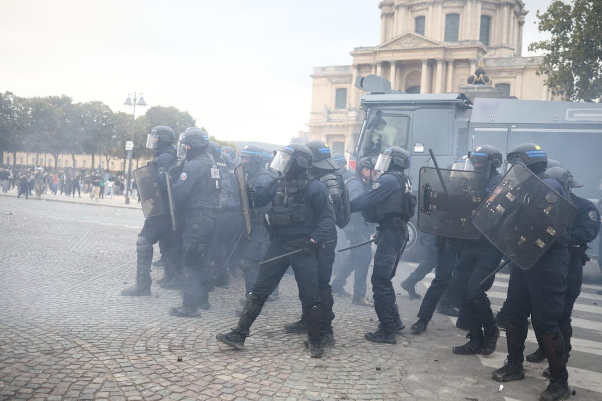 Paris: poliția a folosit gaze lacrimogene și bastoane împotriva protestatarilor, peste 160 arestați