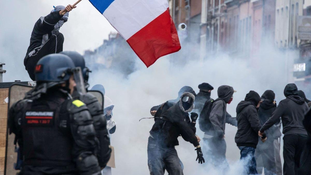 Paris: sute de mii de oameni așteptați la proteste, MAE atenționează românii despre blocaje