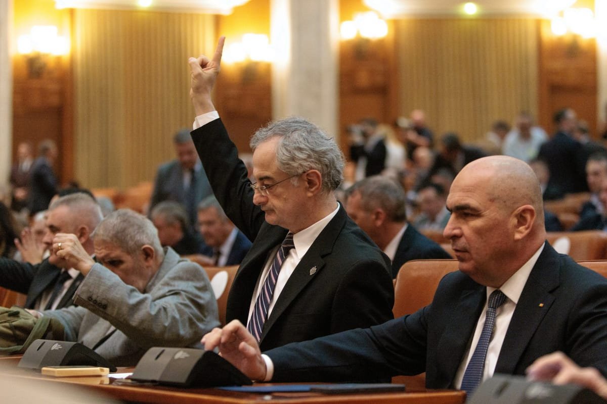 Parlament: Bolojan acuză PSD și AUR că au demis guvernul fără nicio soluție viabilă