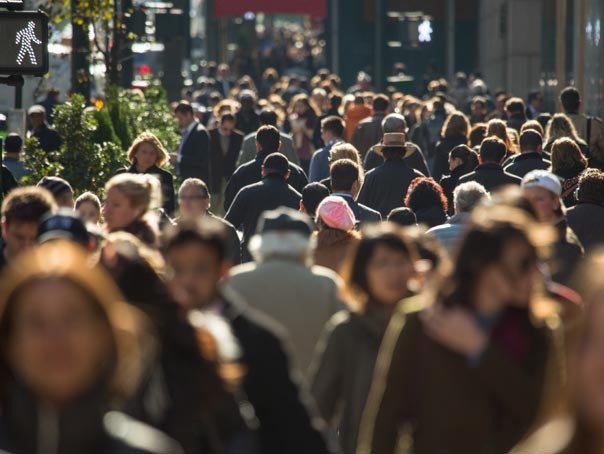 Patronii avertizează că majorarea salariului minim cu 600 de lei ar putea aduce noi scumpiri