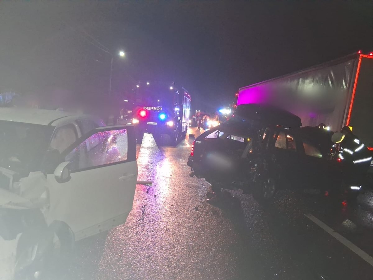 Patru femei au ajuns la spital după un accident cu două autoturisme și un autocamion