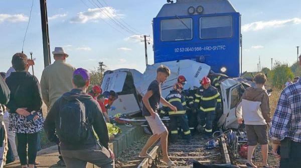 Patru morți într-un accident teribil în Galați. Un tren de călători a lovit o autoutilitară în care se afla și un copil