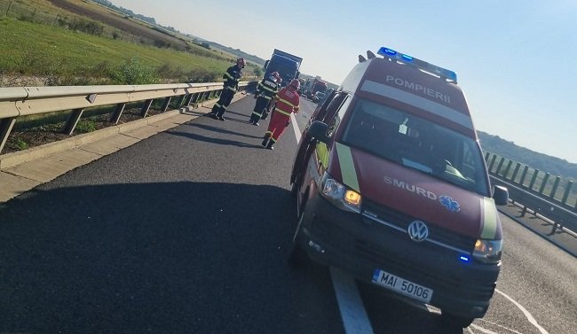 Pe A1 în Timiș, accident grav între un autoturism și un autotren; două victime primesc îngrijiri medicale