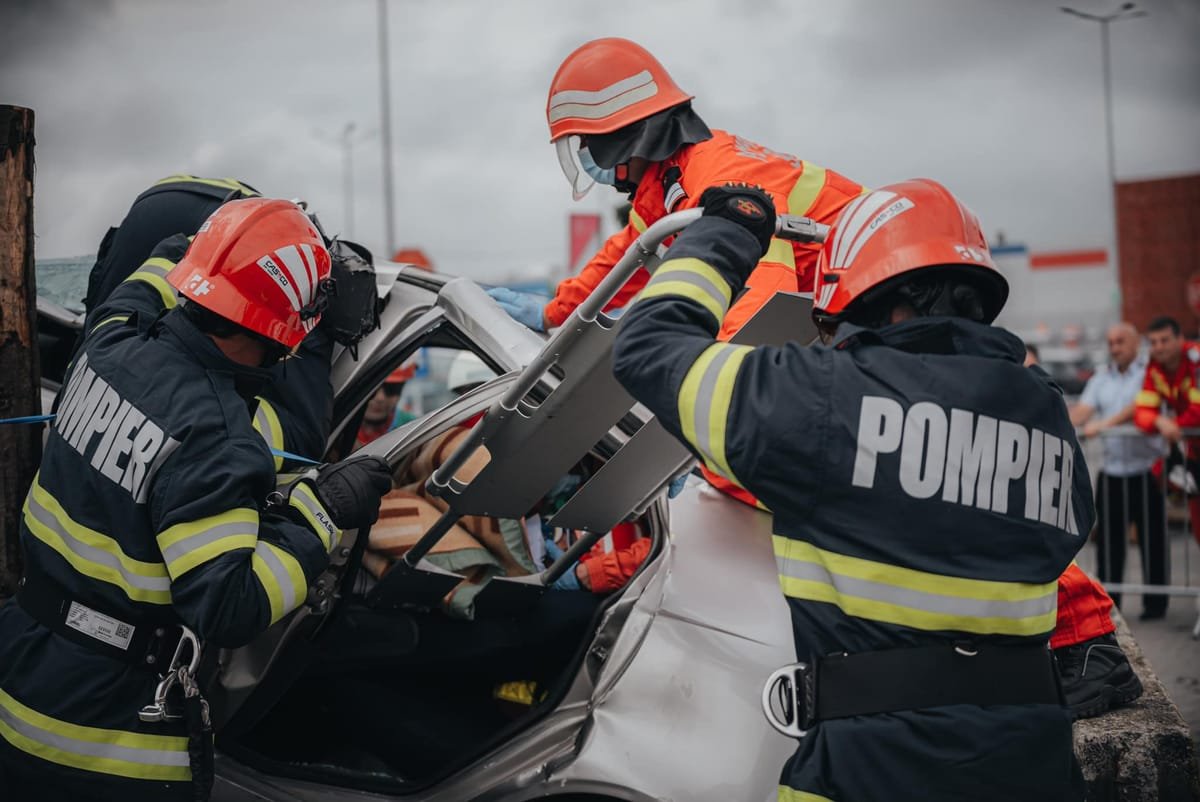 Pe A1, un bărbat prins într-un accident a fost extras inconștient, în stop cardio-respirator