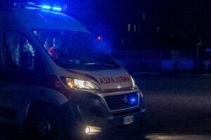 Pe autostrada A1 din Italia, doi dejeni au fost răniți grav după ce mașina a luat foc la impact