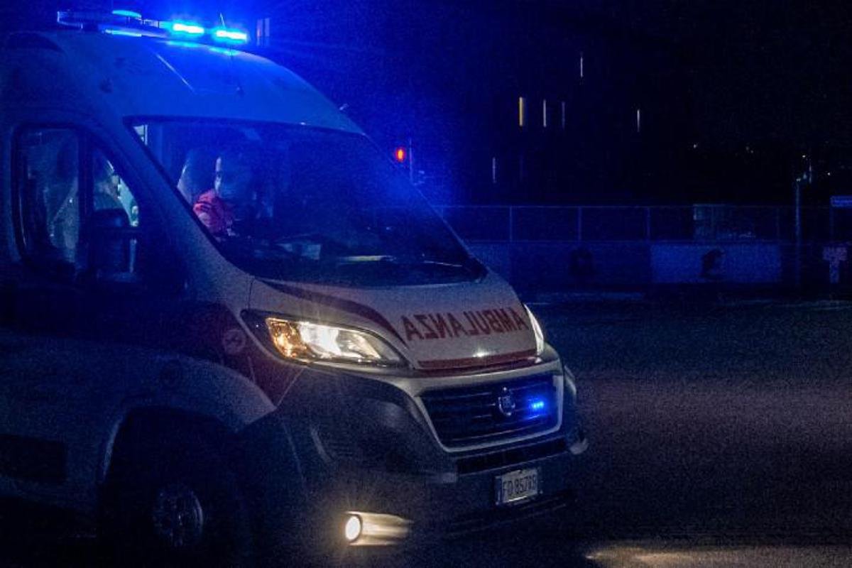 Pe autostrada A1 din Italia, doi dejeni au fost răniți grav după ce mașina a luat foc la impact