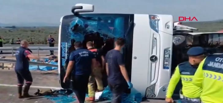 Pe autostrada Bursa-Izmir din Turcia, 11 morți după ce un autocar s-a izbit de un camion
