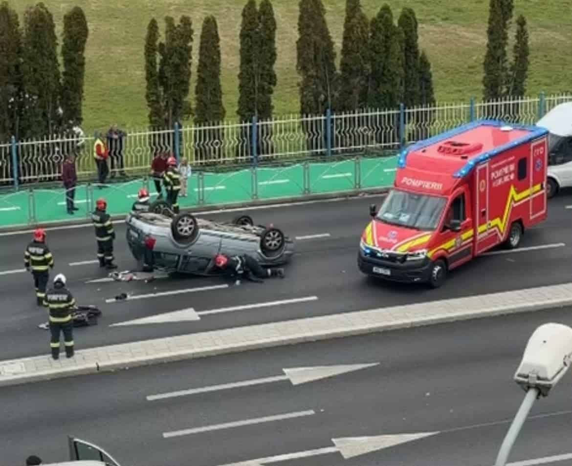 Pe Avram Iancu, în zona BMW, o mașină s-a răsturnat într-un accident cu cel puțin două mașini