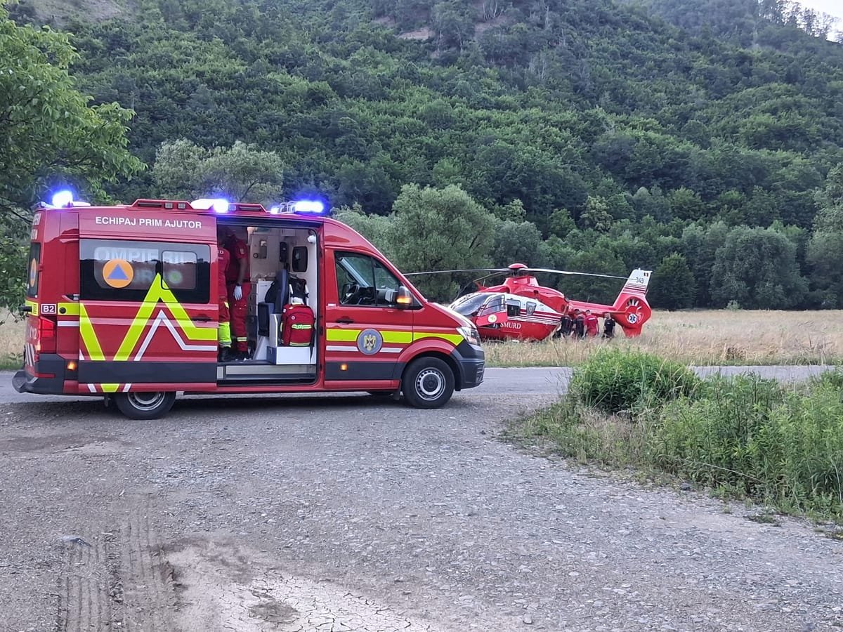 Pe centura Vâlcele-Apahida, lângă Pata, două persoane sunt încarcerate după un accident grav