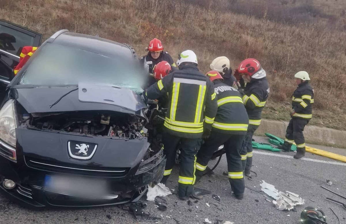 Pe centura Vâlcele-Apahida, un bărbat a rămas încarcerat după impactul dintre un autotren și o mașină