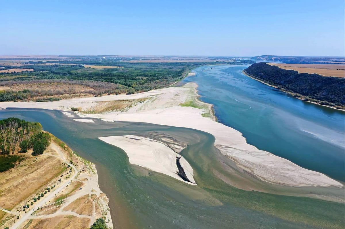 Pe Dunăre, la kilometrul 280, traficul fluvial de mărfuri rămâne blocat în ambele sensuri