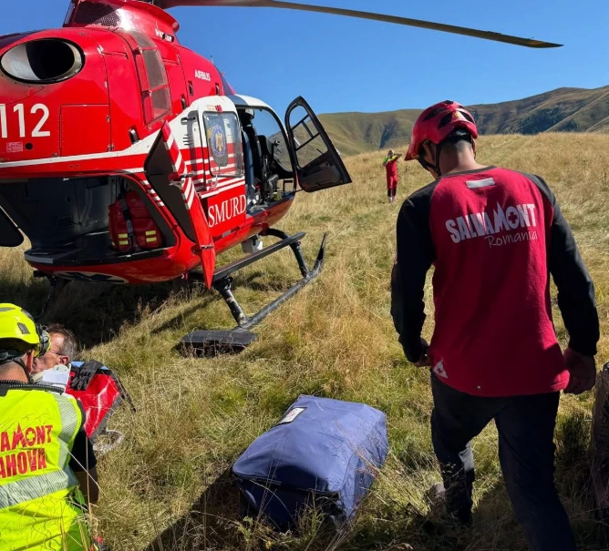Pe Transfăgărășan, un motociclist a fost accidentat; doi turiști s-au răsturnat cu ATV-ul în Munții Baiului
