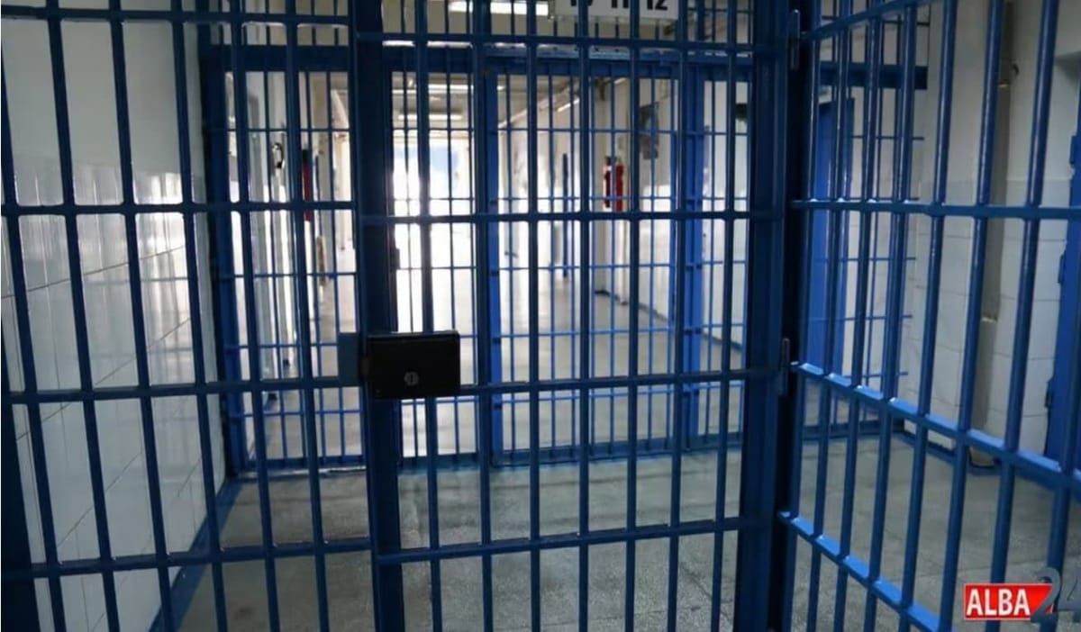 Penitenciarul Aiud: deținut care a provocat un incendiu în celulă contestă suspendarea vizitelor