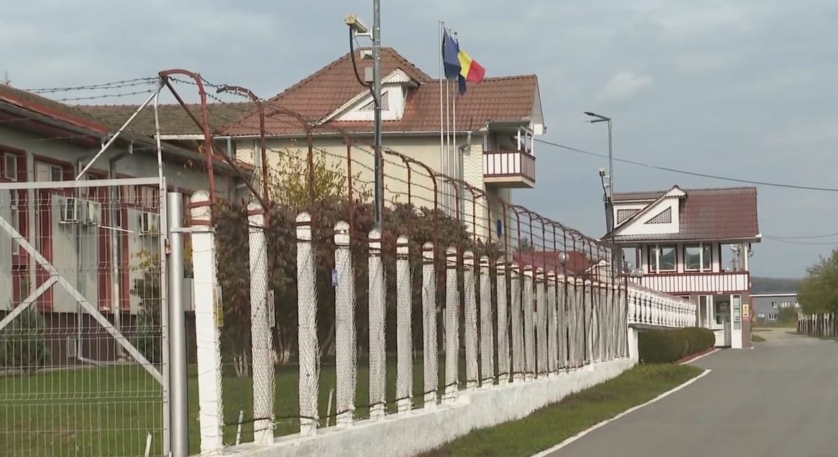 Penitenciarul Bistrița: un fost prim-adjunct al Jandarmeriei ar fi lovit un polițist de penitenciare