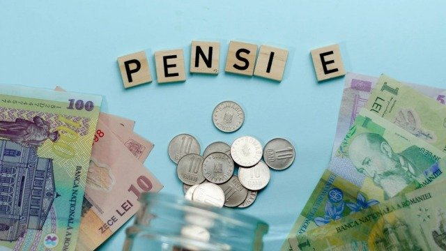 Pensiile ar putea fi majorate în două tranșe, începând de la 1 ianuarie, guvernul caută finanțare
