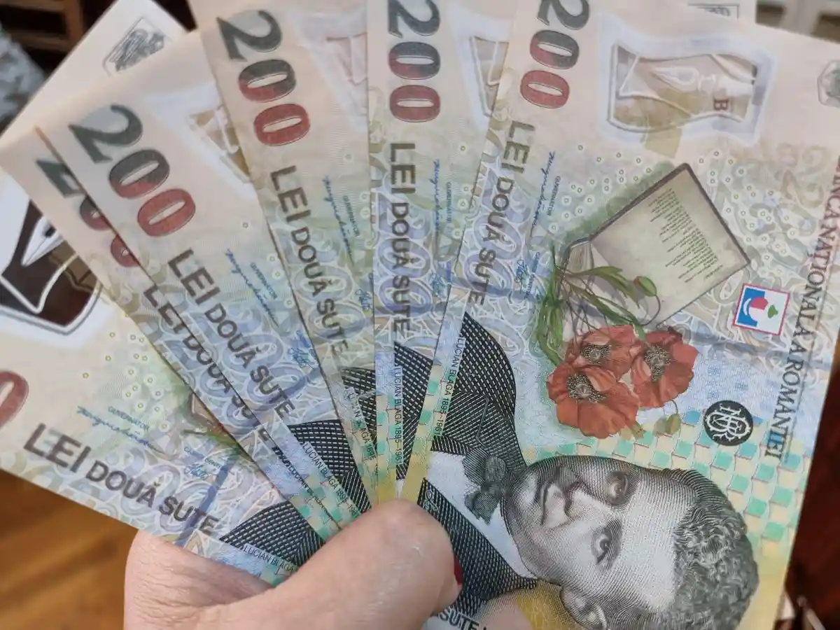 Pensiile din noiembrie 2026: banii intră pe card pe 12 și 13 noiembrie, iar poștașul vine prin Poșta Română